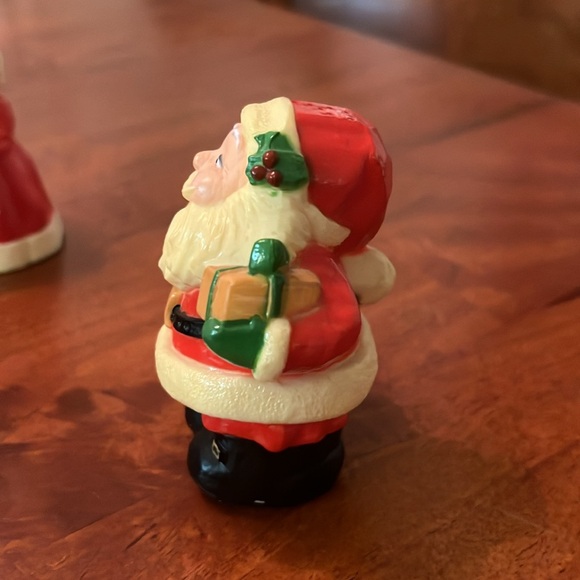 Vintage Hallmark Cards Inc Santa & Mrs. Claus Plastic Salt and Pepper Shakers - Picture 7 of 12